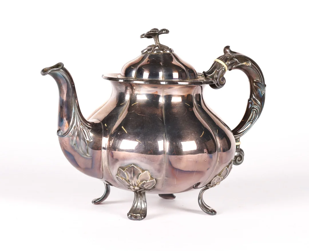 Carl M. Cohr. Silver teapot in rococo style, 1949 — Silver, bronze, copper and pewter/Silver flatware — Lauritz