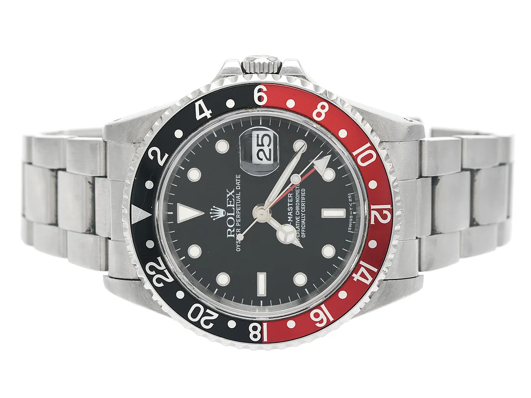 ROLEX, Oyster Perpetual Date, GMT-Master II (Swiss-T<25), Chronometer, Ref nr. 16710, Serie nr. U416059, Cal 3185, Verk nr. 7942513, Boett nr. 16710, herrur, 40 mm, stål, automatisk, safirglas (skadat), 24-timmarsvisning, skadad urtavla, Fliplocklänk, viklås (utbytt), Ref nr. 93150-S-CP7/501 B, cert, mars 1998, box (ej komplett), ytterkartong. — Klockor/Rolex — Kaplans