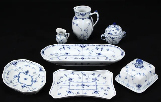 Royal Copenhagen. Musselmalet hel- og halvblonde serveringsdele (7)