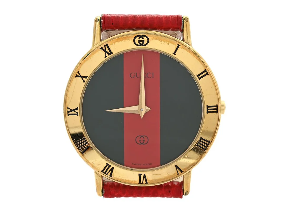 GUCCI, herrur, 33 mm, Serie nr. 0009371, Boett nr. 3000 M, doublé (10 micron), quartz, mineralglas, defekt (går ej), läderband, ca 1990, box (skadad, ej komplett). — Klockor/Gucci — Kaplans