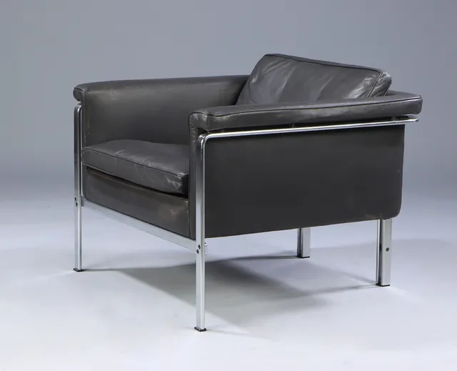 Horst Brüning. Fritstående lounge lænestol, model 6912, sort patineret læder