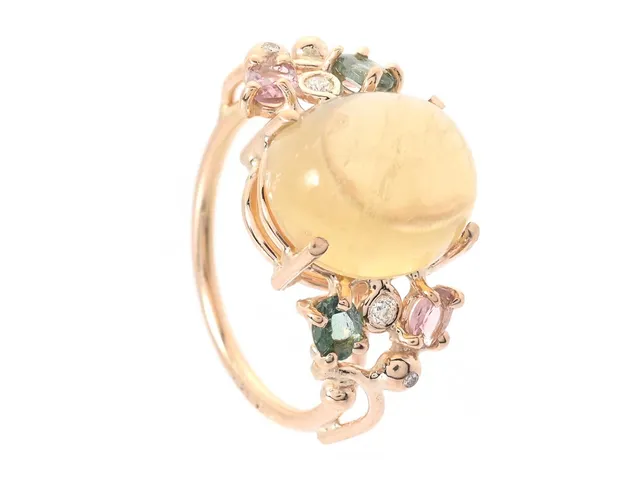MANDELSTAM, ring, 18K guld, cabochonslipad gul beryll 7,74 ct, rosa och gröna turmaliner 0,80 ctv, briljantslipade diamanter 0,02 ctv, stl 18 mm, vikt 5,6 g, etui.