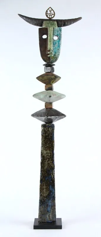 Anna Marie Junker. Skulptur-søjle/ Totempæl i stentøj mm, H. 95 cm