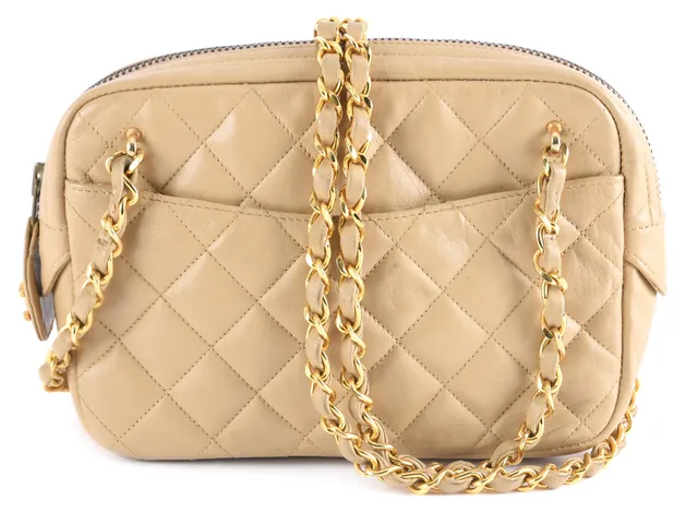 VÄSKA, CHANEL, beige quiltat läder, detaljer i gulmetall, 19,5x14x5cm, hologrammärkt 1024969, cert, insidan i stora facket samt de mindre ytterfacken är i behov av utbyte/renovering,