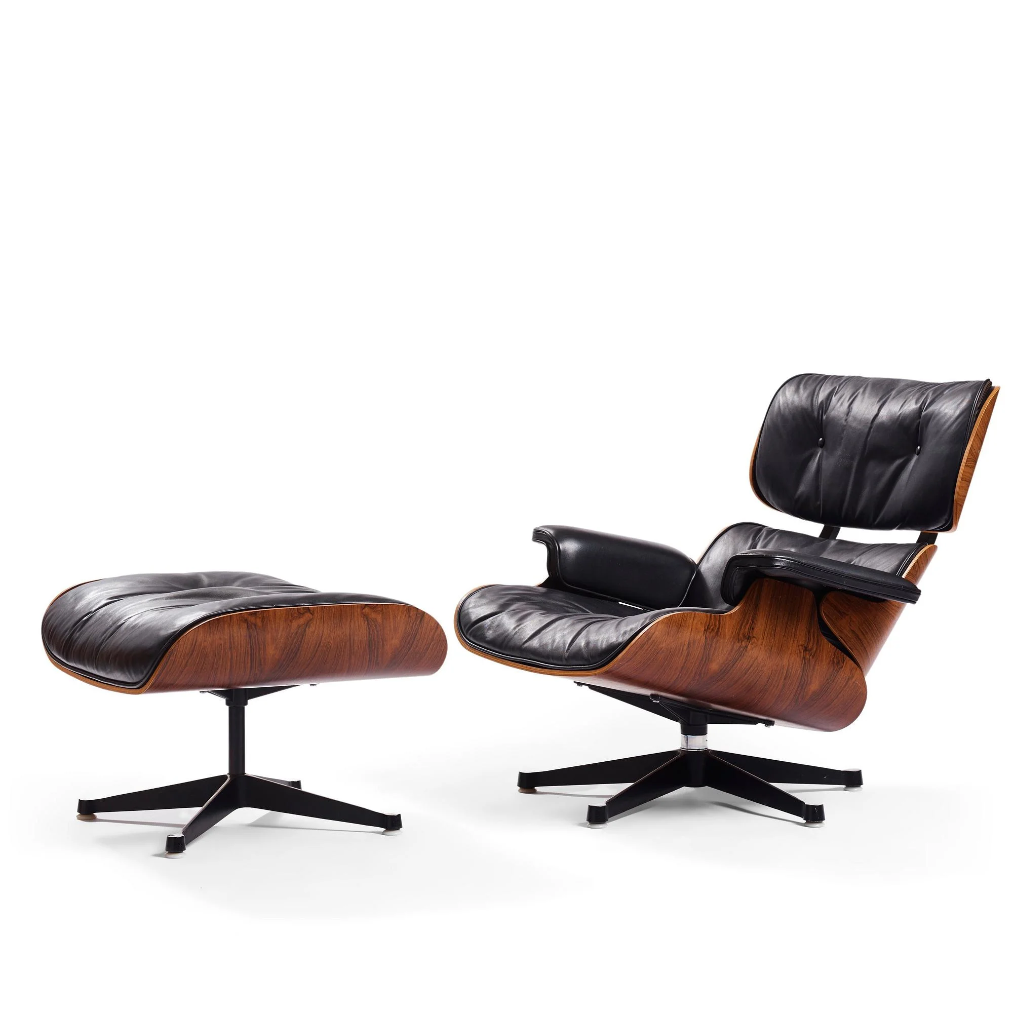 Charles & Ray Eames, "Lounge chair", fåtölj och ottoman, Vitra, 1960-70-tal. — Bukowskis