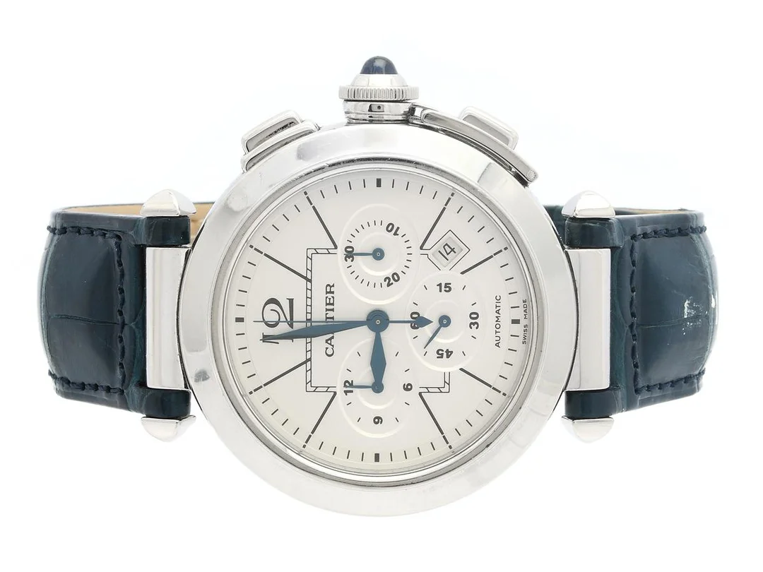 CARTIER, Pasha, Cal 8100 MC, Serie nr. 21481LX, Ref nr. W3108555, Boett nr. 2680, kronograf, herrur, 42 mm, stål, automatisk, safirglas, datum, glasbaksida, integrerat läderband, viklås, cert, januari 2015, box (skadad). — Klockor/Cartier — Kaplans