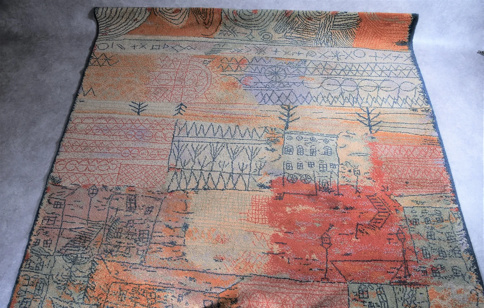 PAUL KLEE. matta, maskinvävd flossa efter konstverket " Florentinisches Villenviertel " från 1926, 337 x 250 cm. — Carpets — Auktionsverket Engelholm