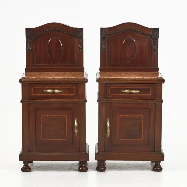 SÄNGBORD, ett par, 1900-tal, stenskivor, med skärmar.