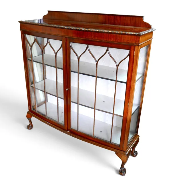 A 20TH CENTURY MAHOGANY DISPLAY CABINET.