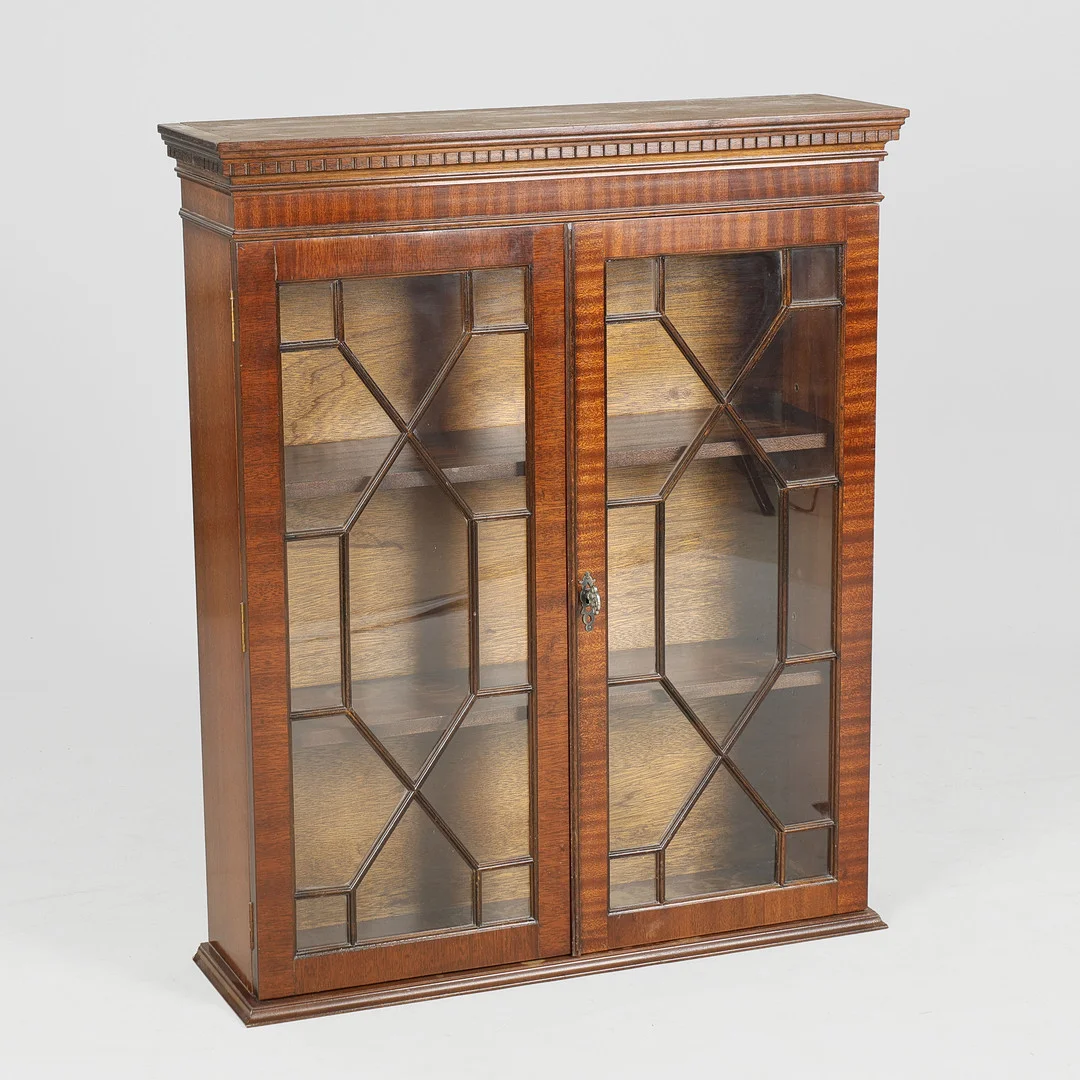 Mahogni vitrine i engelsk stil, 1960'erne. — Cupboards, Cabinets & Shelves — Palsgaard Kunstauktioner