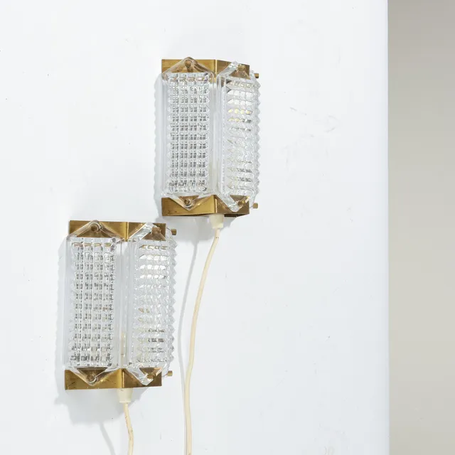WIKTOR BERNDT, PAR VÆGLAMPER, GLAS & MESSING, SWEDISH CRYSTAL, 1970-TALLET, FLYGSFORS/ORREFORS.