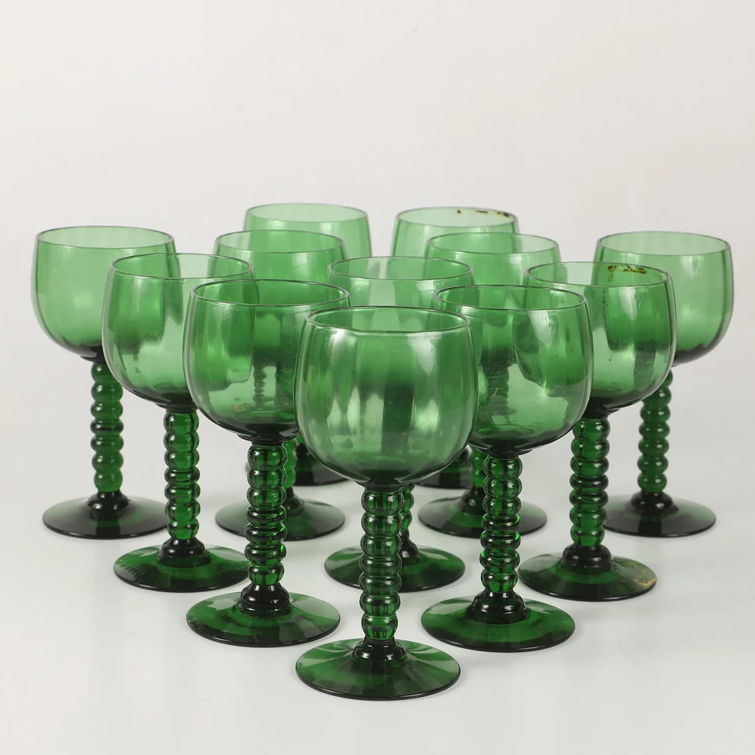 VINGLAS, 12 stycken, grönt glas, 1900-talets andra hälft. — Tableware — Helsingborgs Auktionskammare