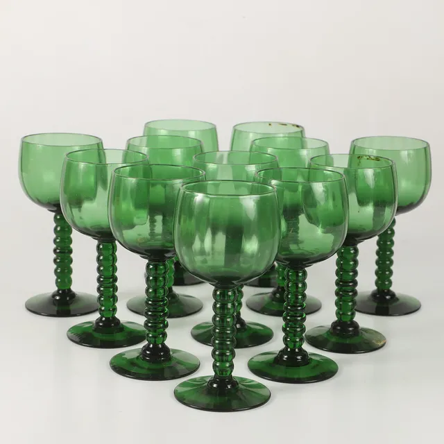 VINGLAS, 12 stycken, grönt glas, 1900-talets andra hälft.