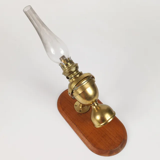 SKEPPSFOTOGENLAMPA, mässing/glas på träplatta, 1900-tal.