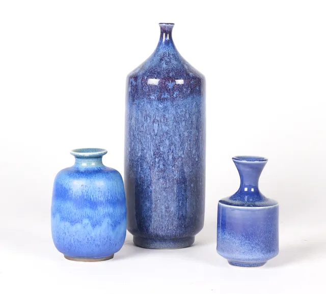 Sven Hofverberg. Three larger and smaller vases of blue-glazed stoneware. (3)