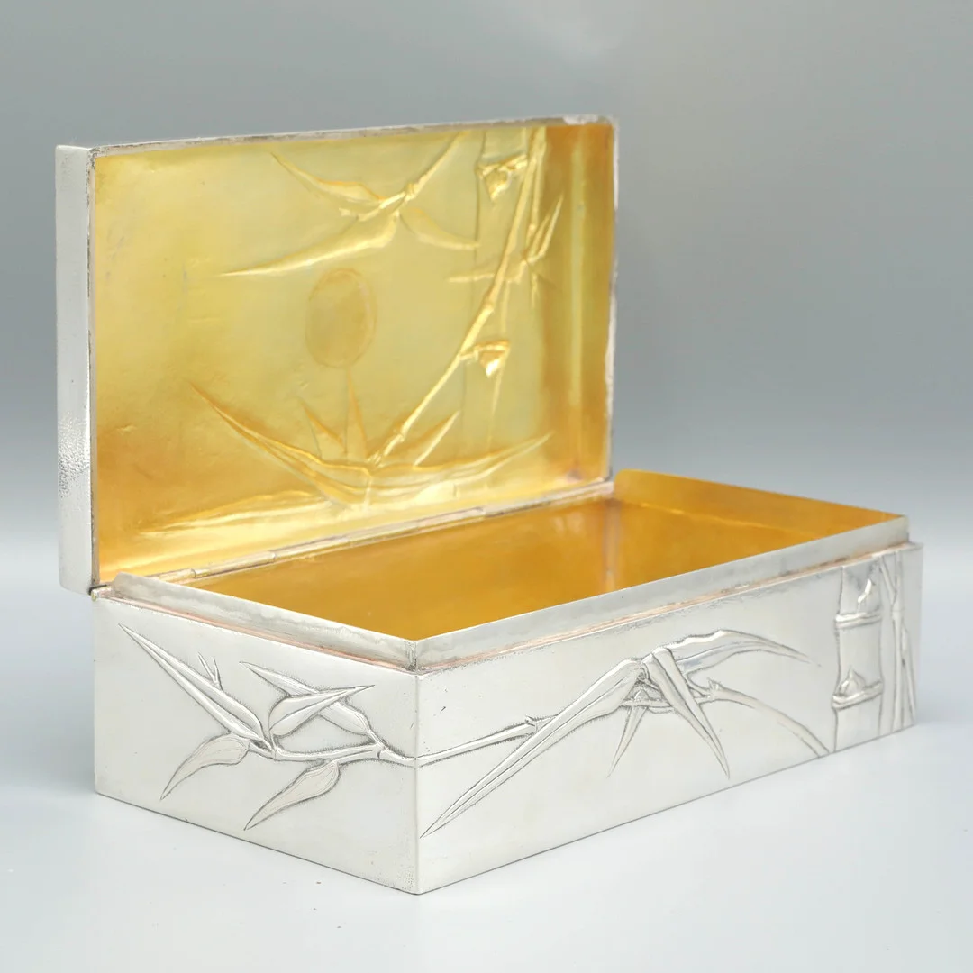 A LUEN WO SILVER QING DYNASTY LIDDED BOX. — Silver — Lots Road Auctions