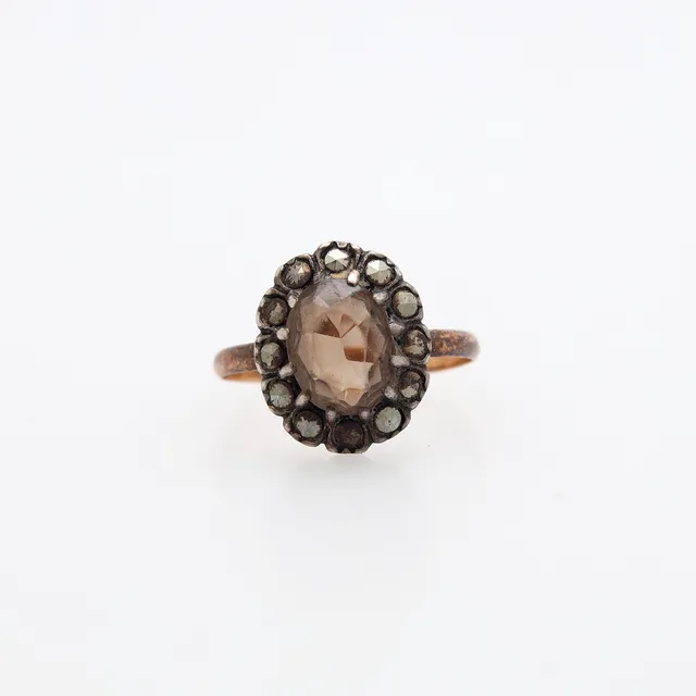 RING MED STEN, guld 18K, totalvikt 2,51 gram.