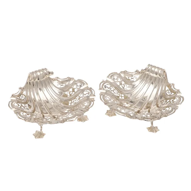 A PAIR OF GEORGE V SILVER SHELL FORM DISHES.