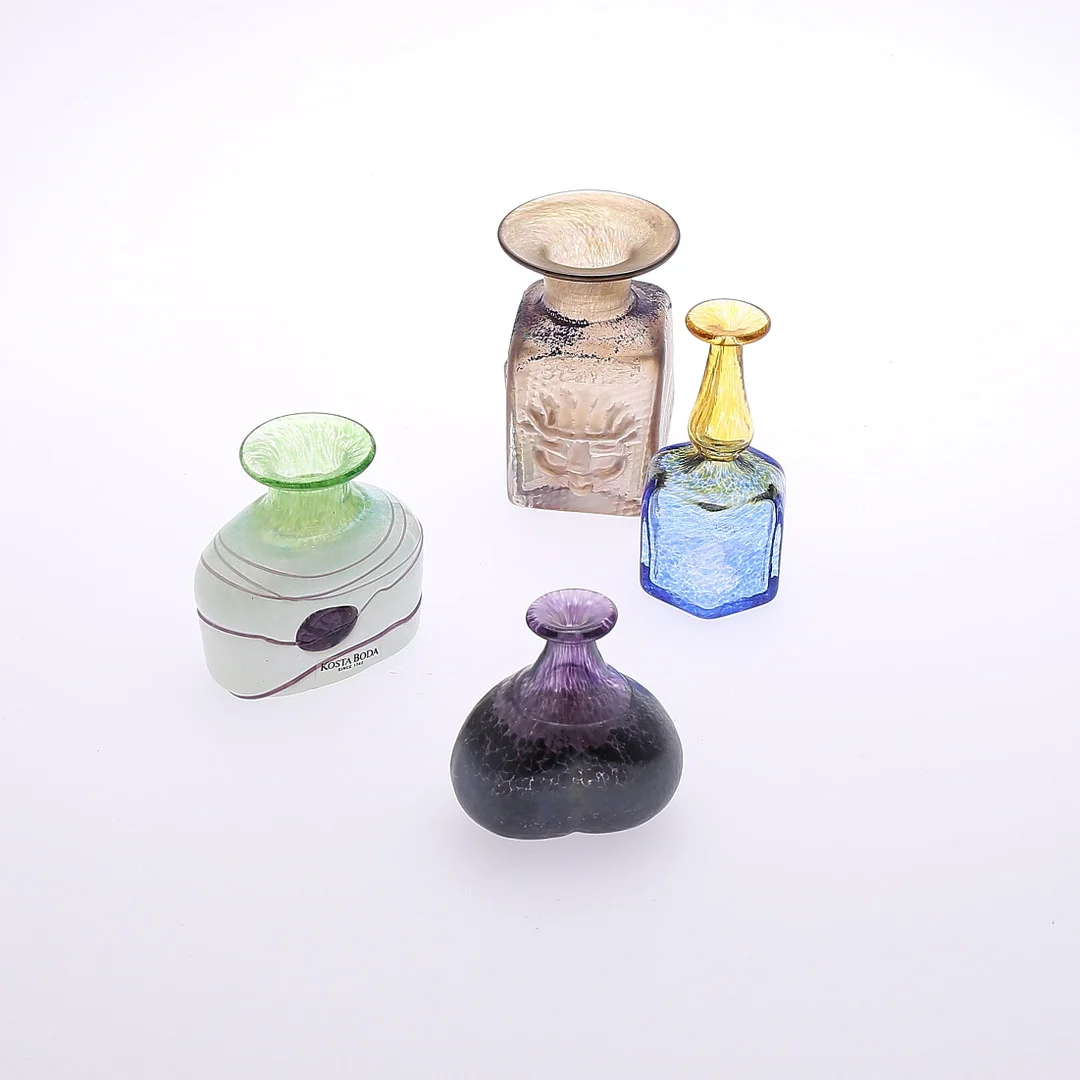 BERTIL VALLIEN. Vaser, 4 st, glas, miniatyrer, signerade. — Art glass — Växjö Auktionskammare