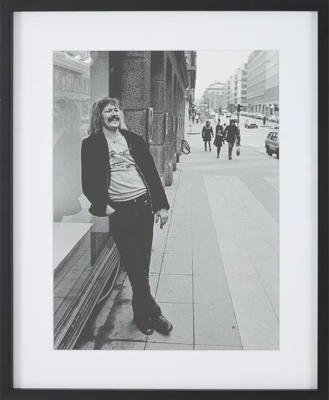 ROLF ADLERCREUTZ. Kenta Gustavsson utanför NK, fotografi 1980, fine art print på akrivbeständigt bomullspapper, signerad på bladets baksida, numrerad 1/20, samt etikettmärkt á verso.