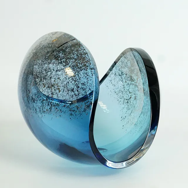 LENA BERGSTRÖM (f. 1961), skulptur "Jorden" ur serien "Planets", signerad samt numrerad 421/500, Kosta Boda.