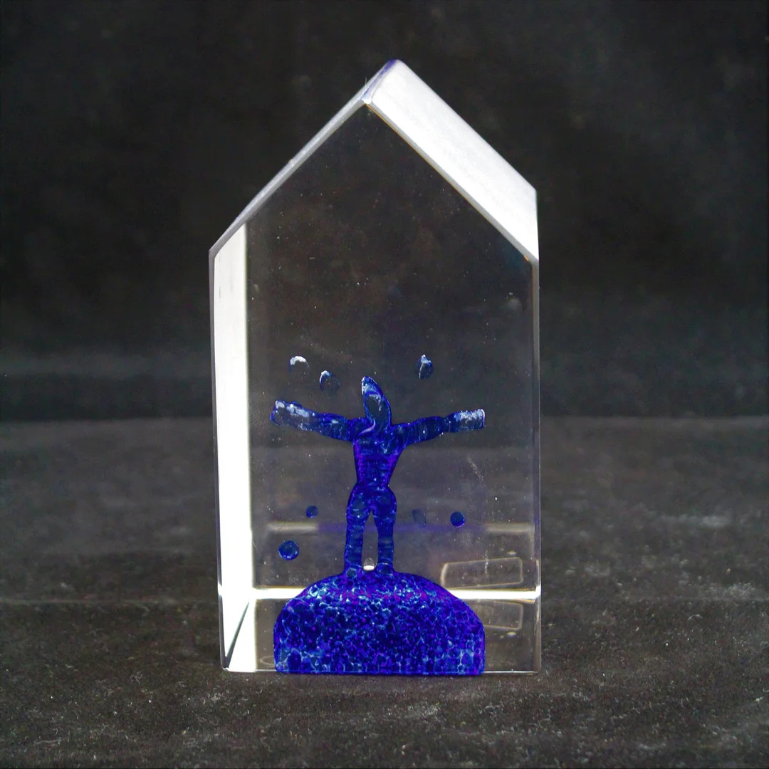 BERTIL VALLIEN. GLASSKULPTUR, hus med mansdekor, Bertil Vallien, Kosta Boda. — Other — Höörs Auktionshall