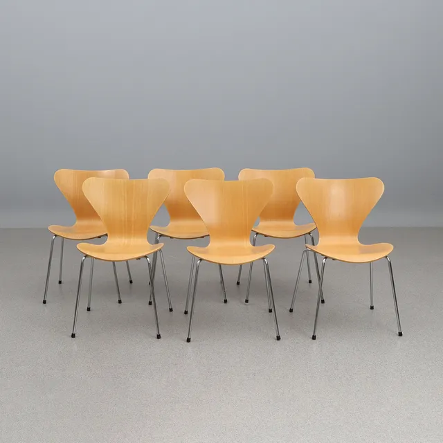ARNE JACOBSEN, STOLAR "SJUAN", SEX ST. Skiktlimmat böjträ, Fritz Hansen, Danmark.