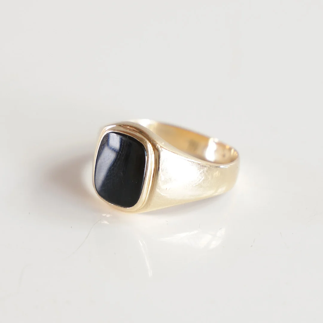 Signetring af 14 kt guld med onyx. Utydeligt stemplet. — Rings — Woxholt Auktioner