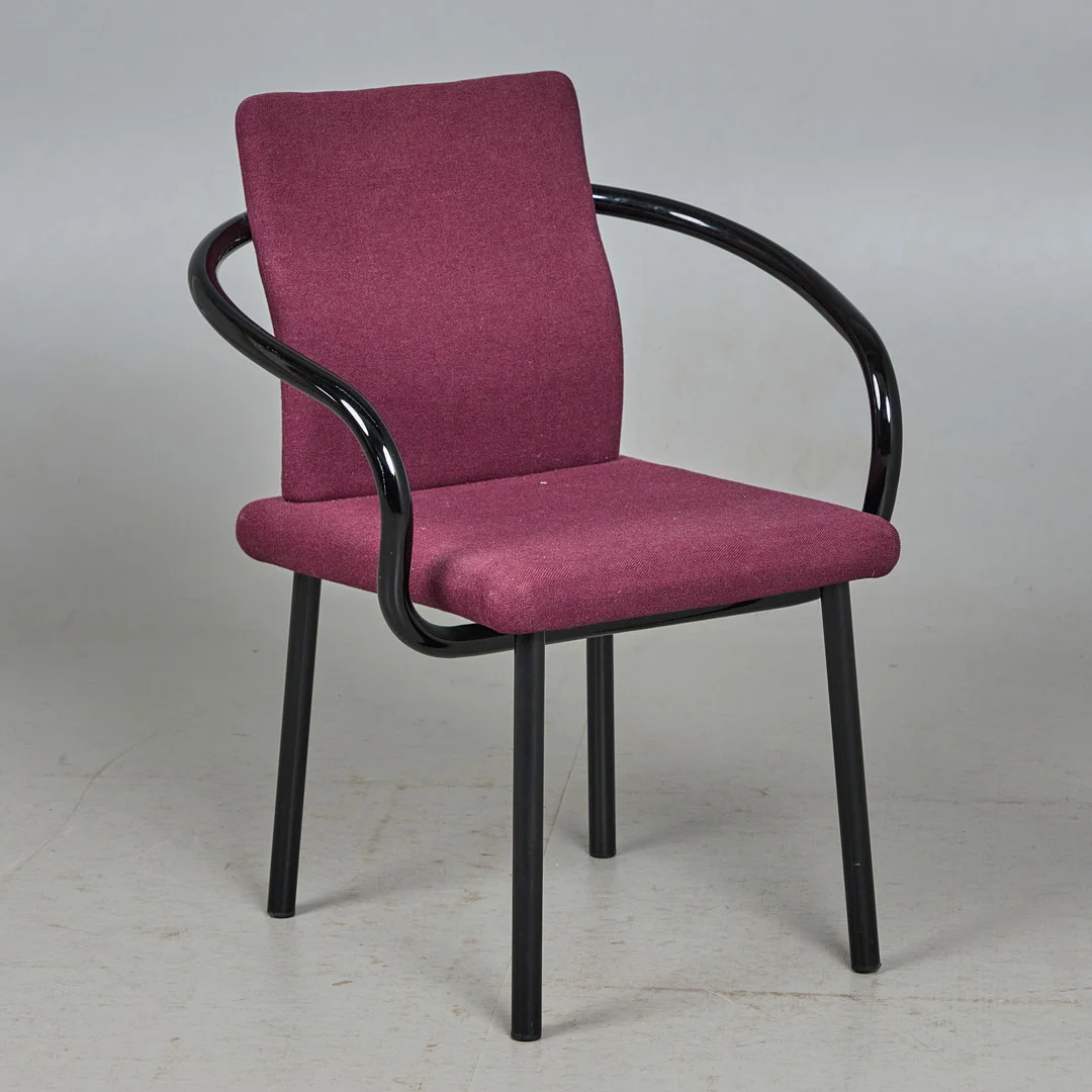 ETTORE SOTTSASS. Knoll International, Stuhl, Modell 'Mandarin Chair', Stahl, Stoff, Entwurf 1986, USA. — Armchairs & Chairs — Stockholms Auktionsverk Köln