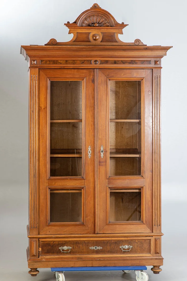 Historismus Vitrinenschrank, Deutschland, um 1900. — Cupboards, Cabinets & Shelves — Stockholms Auktionsverk Hamburg