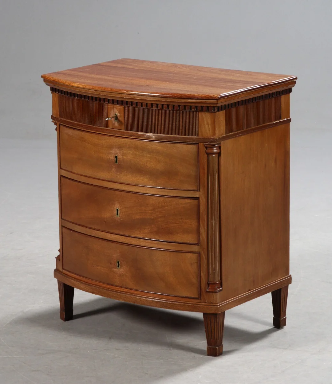 Dansk snedkermester. Kommode, 1900tallets begyndelse — Furniture/Cabinets, chests of drawers — Lauritz