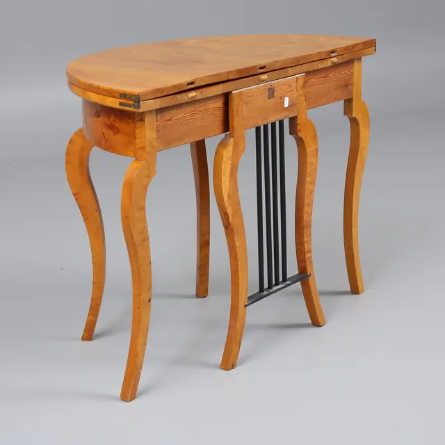 HALVMÅNEBORD, med utfällbar skiva, stödben i form av lyra, 1800-tal.