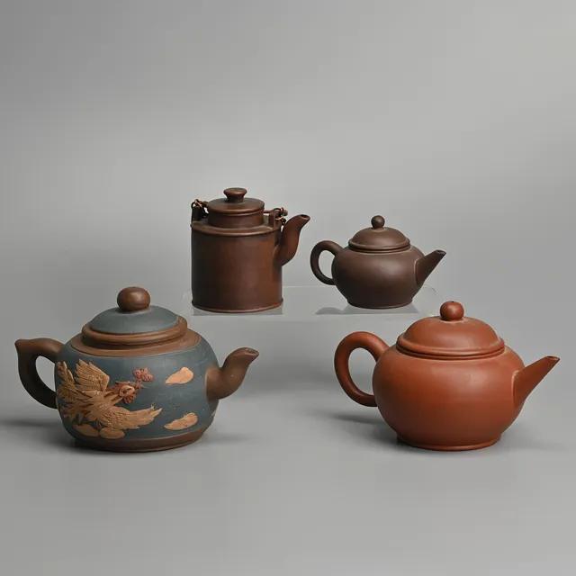 A GROUP OF CHINESE YIXING POTTERY TEA POTS, 20TH CENTURY.