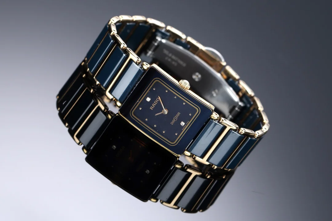 Rado 'DiaStar'. Dameur i keramik og forgyldt stål med sølvgrå skive, 2000'erne — Watches and clocks/Ladies watches — Lauritz