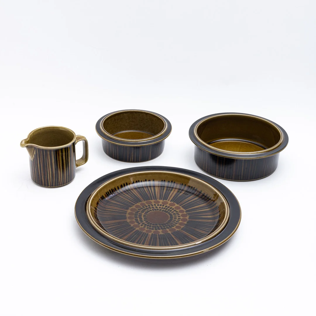 GUNVOR OLIN-GRÖNQVIST. Servisdelar, 4 st, stengods, "Kosmos", Arabia, Finland. — Tableware — Auktionshuset Kolonn