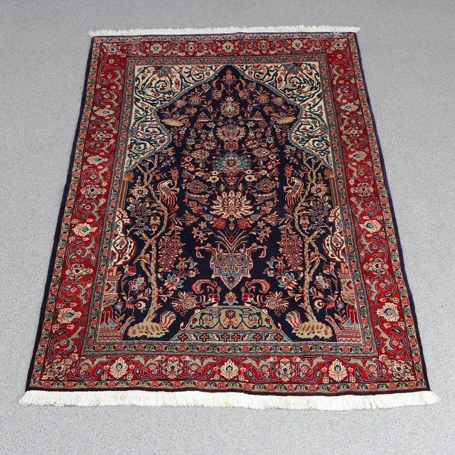 ORIENTALISK MATTA MED BÖNENISCH. Handknuten, ull på bomullsvarp.