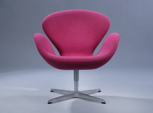 Arne Jacobsen. Lounge chair 'The Swan', return swivel, model 3320, Brown label 2012, pink 'Hallingdal'.