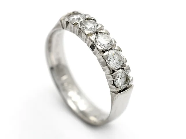 SCHALIN, alliansring 18K vitguld, 5 briljantslipade diamanter 0,75 ctv enligt gravyr, ca TW/VS, stl 17 mm, vikt 4,4 g, gravyr.