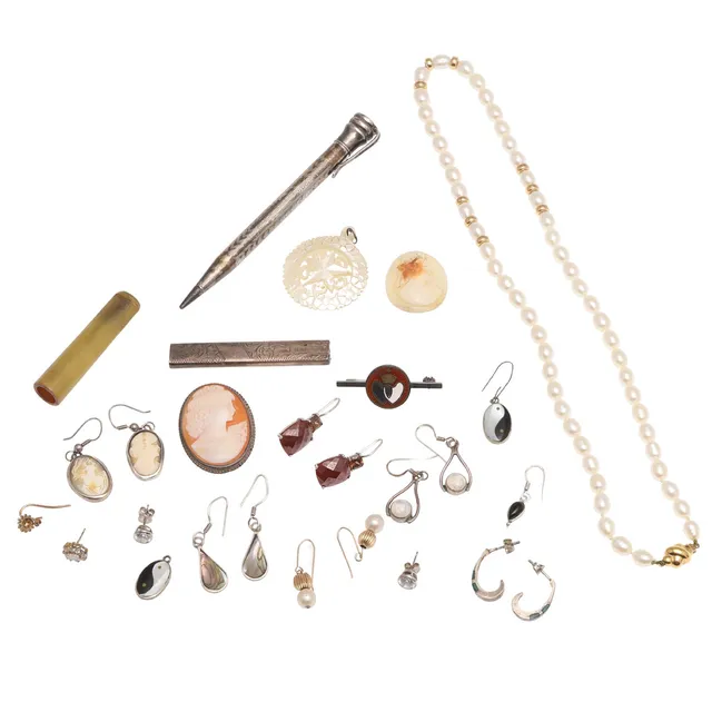A CULTURED PEARL NECKLACE WITH 9CT GOLD CLASP AND OTHER ITEMS.