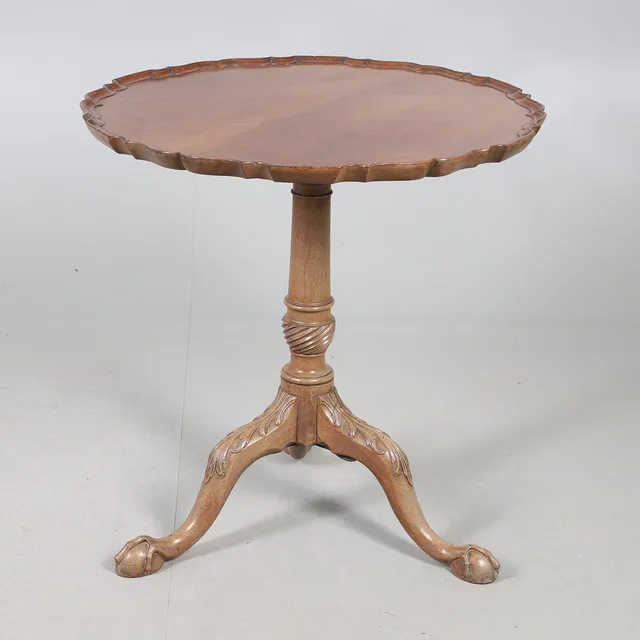 A CHIPPENDALE STYLE MAHOGANY PIE CRUST EDGE TRIPOD TABLE.