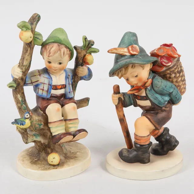 MARIA INNOCENTIA HUMMEL. Figuriner, 2 st, porslin, Goebel, Tyskland, 1900-talets andra hälft.