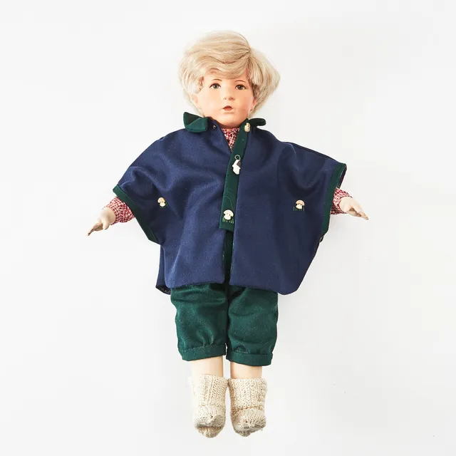 KÄTHE KRUSE POJKDOCKA, sannolikt "German Child VIII", omkring 1930/40-tal, rörligt huvud, blåa ögon, målade anletsdrag, blond hårperuk, kropp i stoppat tyg med rörliga ben och påsydda armar.