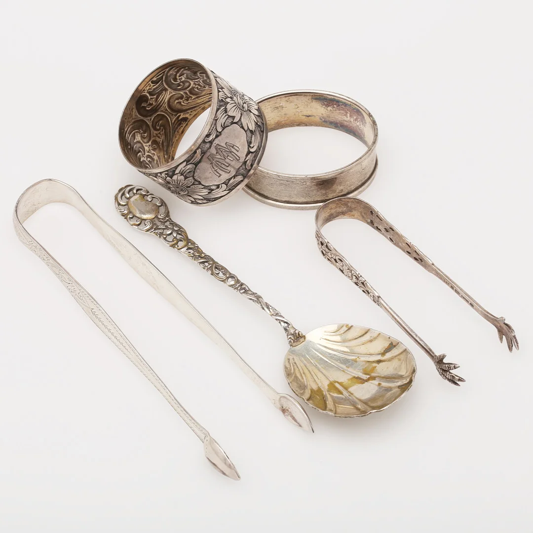 SILVERFÖREMÅL, 4 st bl.a SERVETTRINGAR, 132 gram. — Silver — Auktionshuset Thelin & Johansson