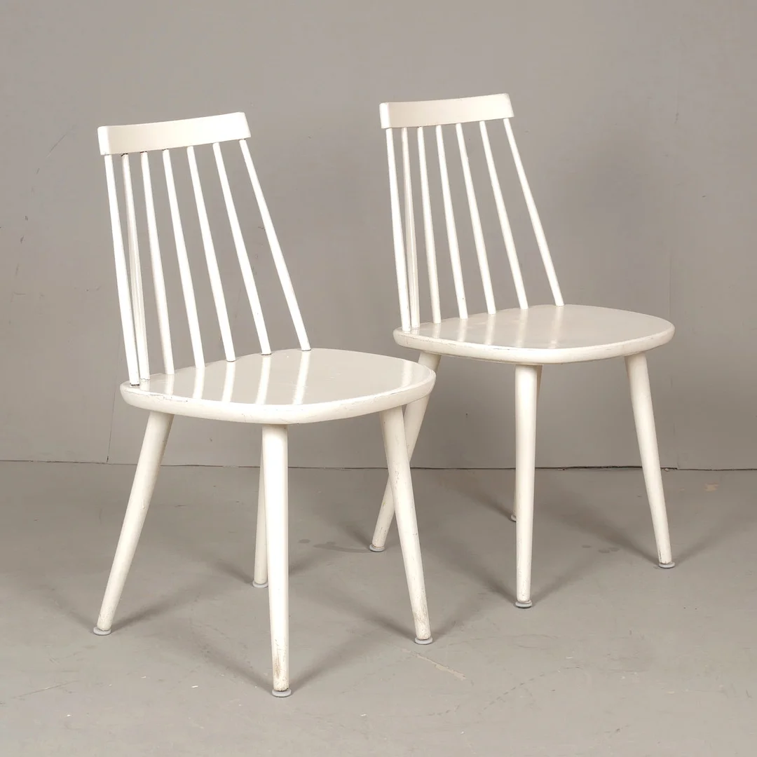 YNGVE EKSTRÖM. Stolar, ett par, "Pinocchio", 1900-talets andra hälft. — Armchairs & Chairs — Auktionsfirma Kenneth Svensson i Kalmar