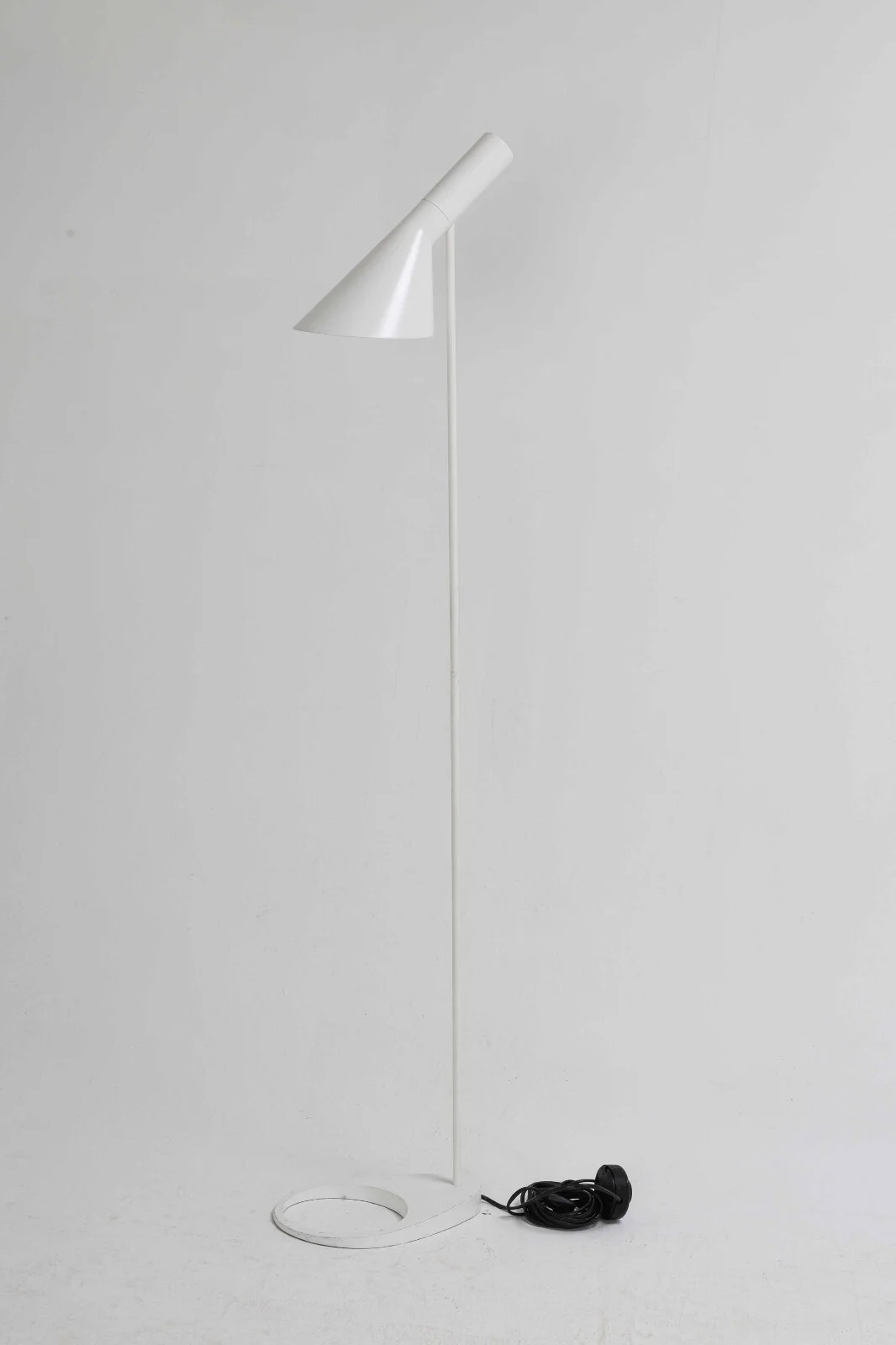 Arne Jacobsen (1902-1971) for Louis Poulsen: AJ floor lamp, white — Lamps and lighting/Floor lights — Lauritz