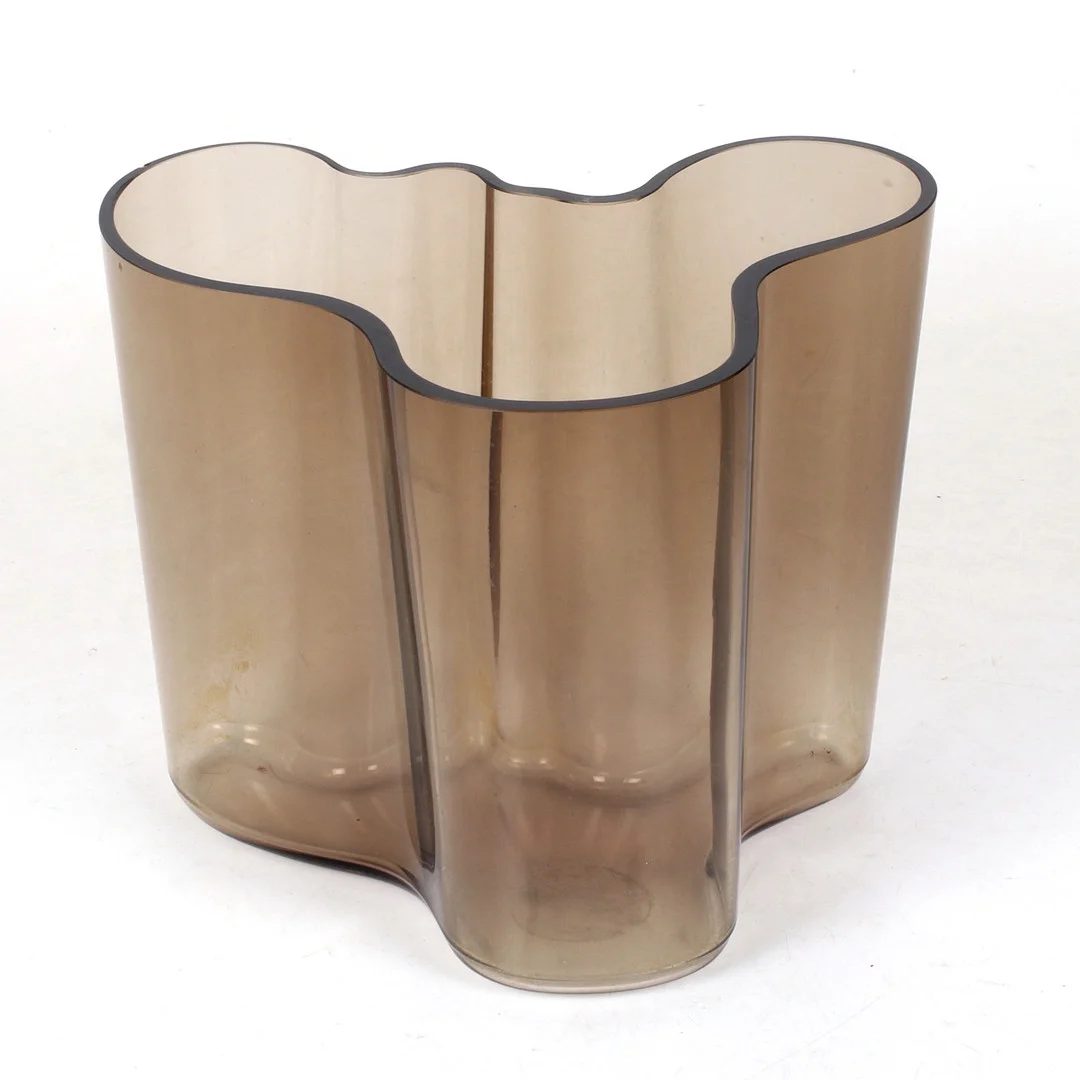 ALVAR AALTO. Vas, Savoy, Iittala, svagt bruntonad glasmassa. — Utility glass — Stadsauktion Sundsvall
