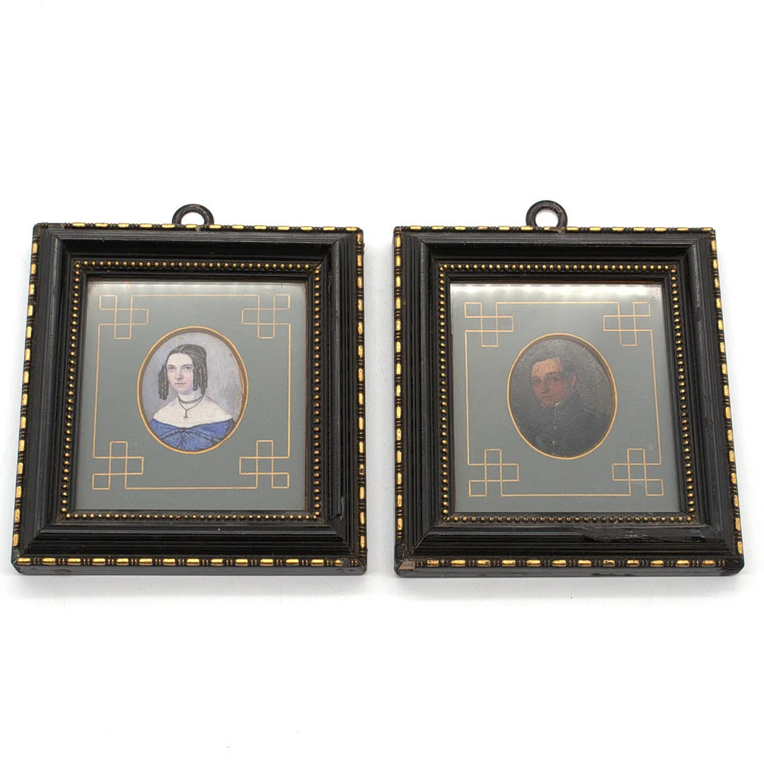 PAAR ANTIKER BIEDERMEIER-MINIATURPORTRÄTS AUS DEM 19. JAHRHUNDERT. — Paintings — Kunst- und Auktionshaus Kleinhenz