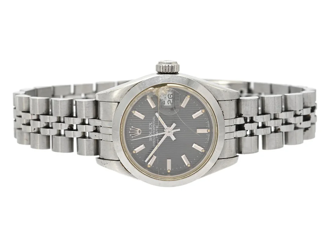 ROLEX, Oyster Perpetual, Date (T Swiss Made T), Ref nr. 69160, Serie nr. 9090169, Cal 2135, Verk nr. 404496, Boett nr. 69000A, damur, 26 mm, stål, automatisk, safirglas (skadat), datum, skadad urtavla, defekt (akut servicebehov), OBS:saknar bakpackning, Jubileelänk, viklås, Ref nr. 62510D-I/568, cert, december 1986, box. — Klockor/Rolex — Kaplans