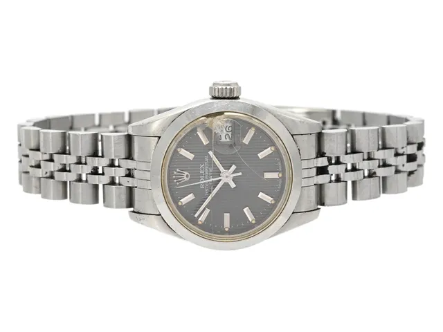 ROLEX, Oyster Perpetual, Date (T Swiss Made T), Ref nr. 69160, Serie nr. 9090169, Cal 2135, Verk nr. 404496, Boett nr. 69000A, damur, 26 mm, stål, automatisk, safirglas (skadat), datum, skadad urtavla, defekt (akut servicebehov), OBS:saknar bakpackning, Jubileelänk, viklås, Ref nr. 62510D-I/568, cert, december 1986, box.