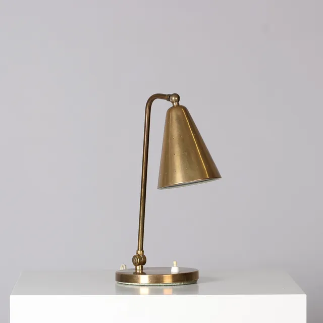 SVEND AAGE HOLM SØRENSEN. TILSKREVET. Justérbar bordlampe af messing med perforeret skærm, Danmark, 1900 tallets anden halvdel.